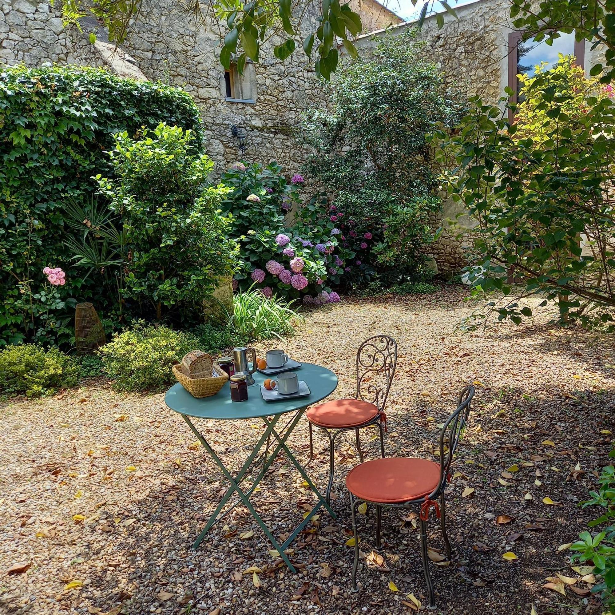 Entre-Vignes-Et-Bastides Hotell Montcaret Eksteriør bilde